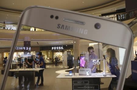 People look at Samsung Galaxy S6 phones during a pre-launch event in Singapore April 10, 2015. REUTERS/Edgar Su