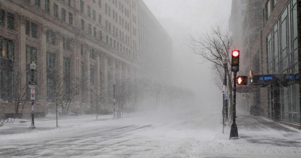 Nevadas y vientos huracanados: la tormenta más fuerte en décadas amenaza la  Navidad en Estados Unidos