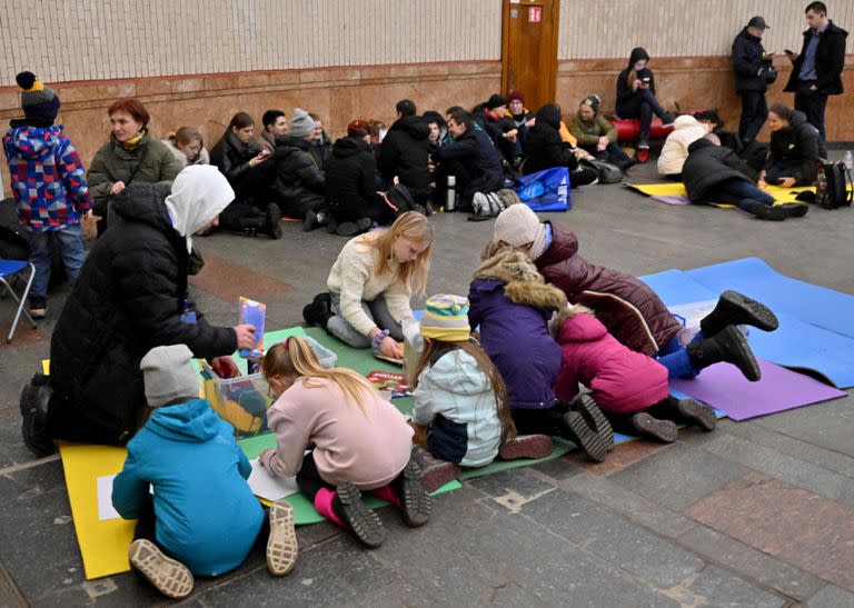 Niños ucranianos en sitio utilizado como  refugio antiaéreo en Kiev tras activarse las alarmas en todo el país