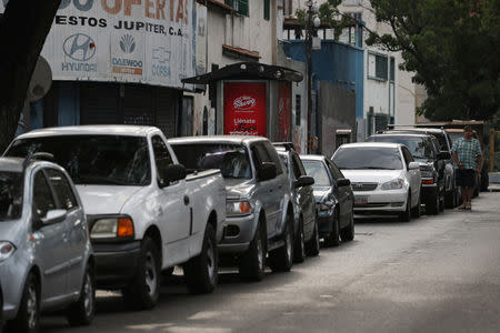 Motorists line up for fuel at a gas station during a blackout in Caracas, Venezuela March 27, 2019. REUTERS/Ivan Alvarado