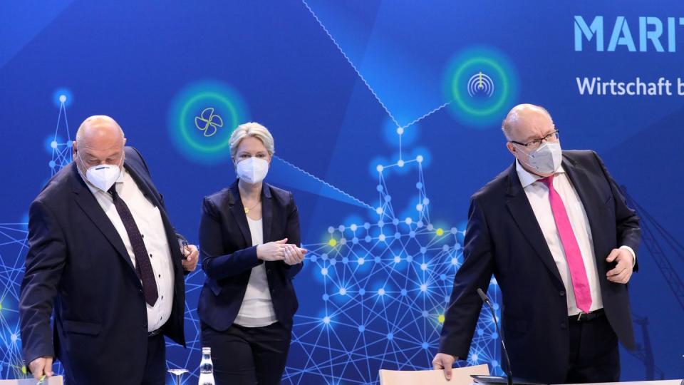 Landeswirtschaftsminister Harry Glawe (l-r), Ministerpräsidentin Manuela Schwesig und Bundeswirtschaftsminister Peter Altmaier bei der Nationalen Maritimen Konferenz in Rostock.