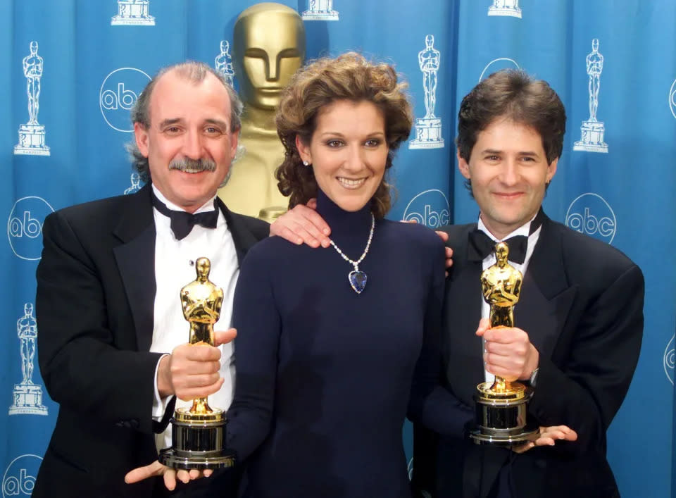 James Horner (rechts) und Will Jennings (links) mit ihrem Oscars und Céline Dion in der Mitte, nachdem sie den Preis für den Titelsong von „Titanic“ gewonnen hatten. (Alamy)
