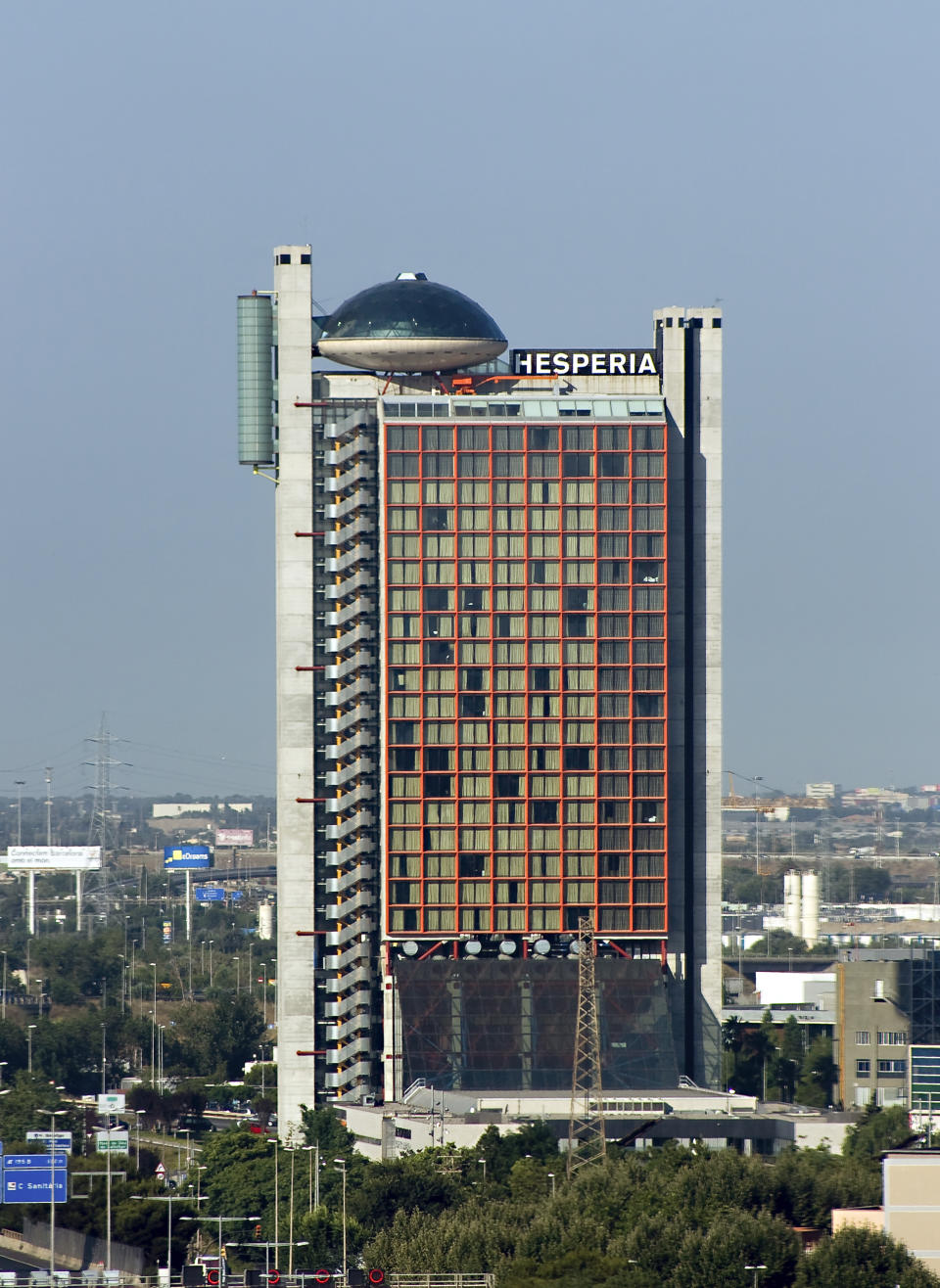 Los arquitectos Luis Alonso y Sergi Balaguer son los responsables de este edificio de 29 plantas y 105 metros de altura de aspecto brutalista y que parece coronado por un ovni. Se trata en realidad del restaurante del hotel. (Foto: Getty Images).