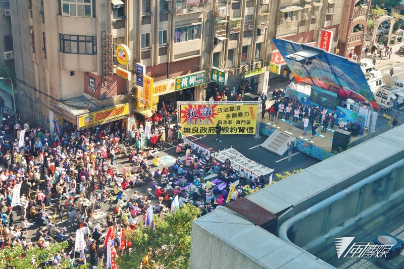 20161231-年金改革座談，民眾於交通部集思會議大樓外抗議。（盧逸峰攝）
