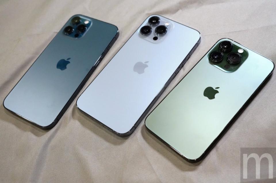 ▲換上松嶺青色的iPhone 13 Pro，與去年推出的天峰藍色iPhone 13 Pro Max，以及前年推出的太平洋藍色iPhone 12 Pro Max比較