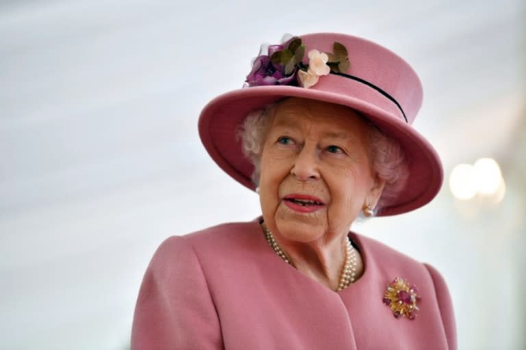 Fuentes allegadas a la corona británica aseguran que la monarca podría abdicar en favor de su hijo Carlos cuando ella cumpla 95 años