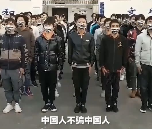 中國人在東南亞大搞詐騙集團，中國籍緬北詐騙嫌犯回中國後「接受改造」，列隊齊喊「中國人不騙中國人」。   圖：翻攝微博