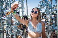 <p>Selfie-Sticks gehören zur Grundausstattung von Teenagern. Die müssen ausgerechnet bei den unter ihnen sehr beliebten Musikfestivals Coachella und Lollapalooza auf die Teleskopstangen verzichten. Grund sind zum einen Sicherheitsbedenken. Aber Selfie-Sticks erleichtern auch den illegalen Mitschnitt von Konzerten. (Bild: AP Photo) </p>