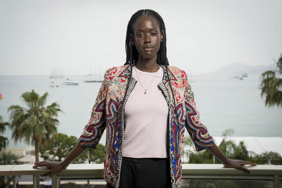 La directora Ramata-Toulaye Sy posa para promover la película 'Banel e Adama' en la 76a edición del festival internacional de cine, Cannes, en el sur de Francia, el sábado 20 de mayo de 2023. (Foto Scott Garfitt/Invision/AP)