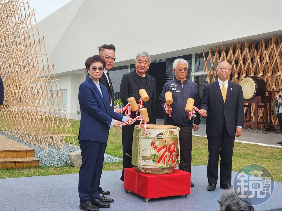 日本知名建築師隈研吾（中）特地來台南，與清景麟集團董事長林聰麟（左二）為「五感の建築」世界巡迴展舉行鏡開（日本傳統敲酒慶祝儀式）揭幕儀式。