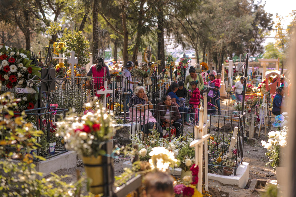 Geschmückte Gräber, ausgelassene Livemusik – während des “Dia de los Muertos” verbringen Familien den Tag auf dem bunten Friedhof. (Bild: Disney/50.1Mstudio)