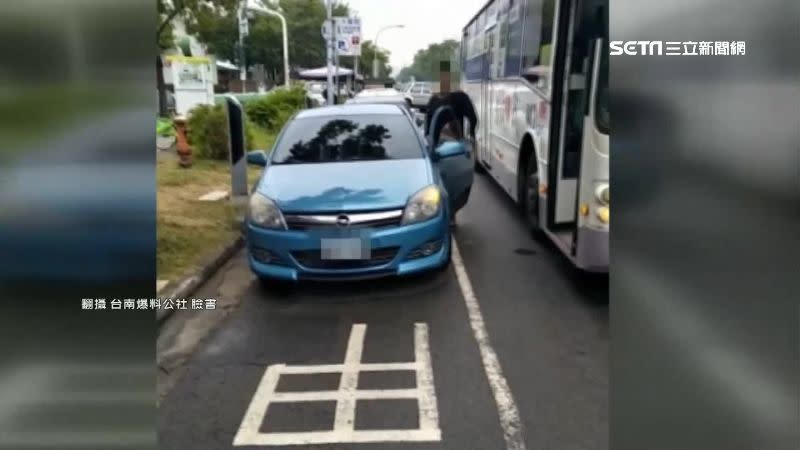 藍色轎車車主違停公車格。（圖／翻攝自台南爆料公社臉書）