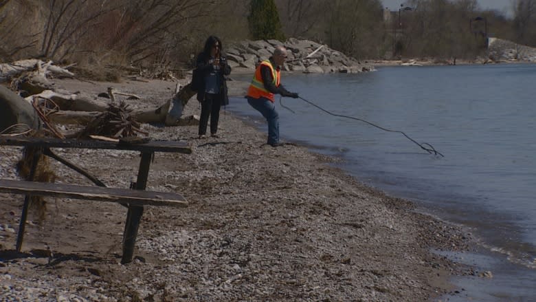 Boat cleanup targets vehicle carcasses, trash dumped over Scarborough Bluffs