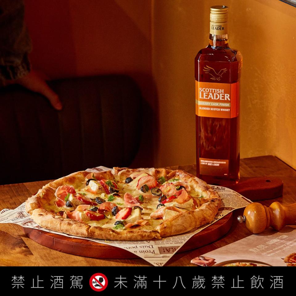 默爾pasta pizza的醉心莓好，結合鹹香生火腿、布里起司、綜合莓果，酸甜纏綿的滋味淋上威士忌淋醬更增香醇。（仕高利達提供）