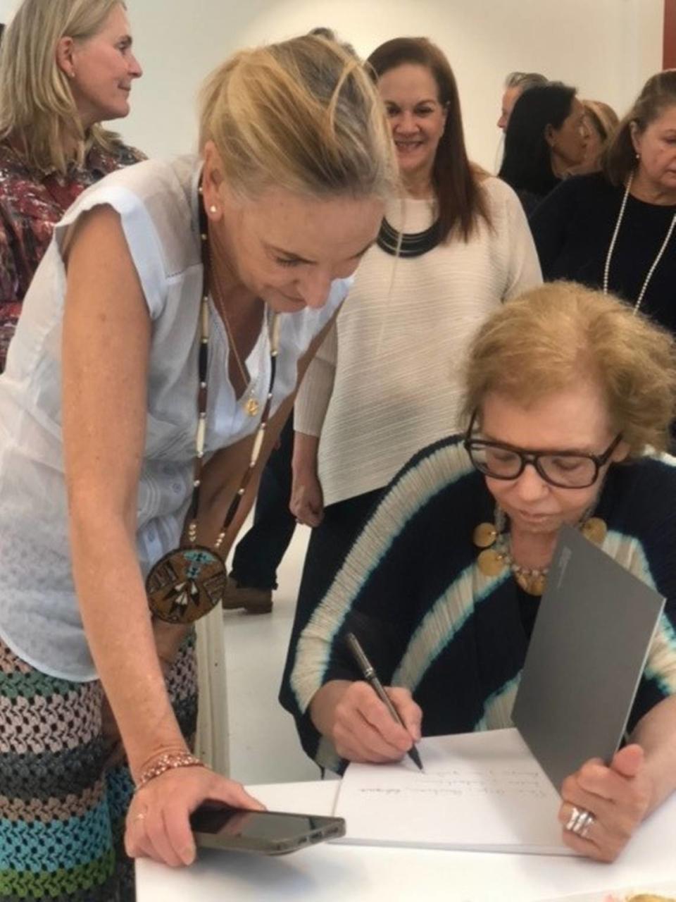 Fanny Sanín firmando el catálogo de la muestra en la inauguracion de su exposicón en Durban Segnini Gallery, Miami.