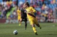 Barcelona's Antoine Griezmann runs with the ball during the Spanish La Liga soccer match between Getafe CF and FC Barcelona in Getafe, outskirts of Madrid, Spain, Saturday, Sept. 28, 2019. (AP Photo/Bernat Armangue)