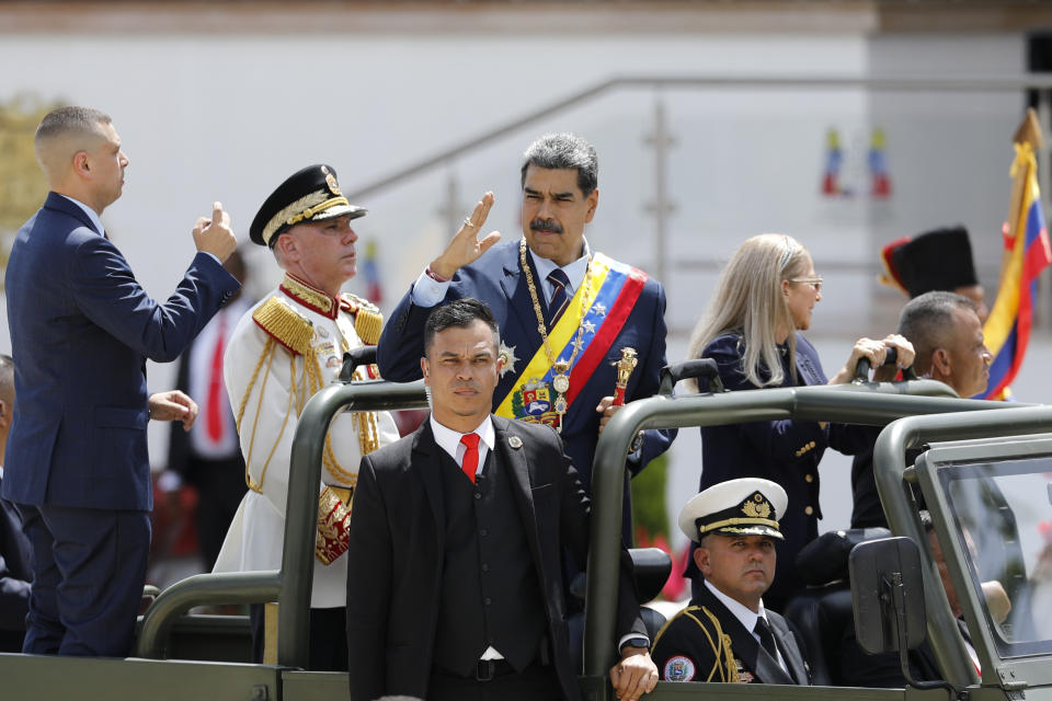 El presidente de Venezuela, Nicolás Maduro, saluda montado en la parte trasera de un vehículo militar durante el desfile del Día de la Independencia en Caracas, Venezuela, el 5 de julio de 2024. (AP Foto/Cristian Hernández)