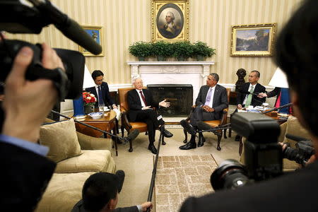 Vietnam's Communist Party General Secretary Nguyen Phu Trong (seated, L) and U.S. President Barack Obama (seated, R) speak to reporters after their meeting in the Oval Office at the White House in Washington July 7, 2015. REUTERS/Jonathan Ernst