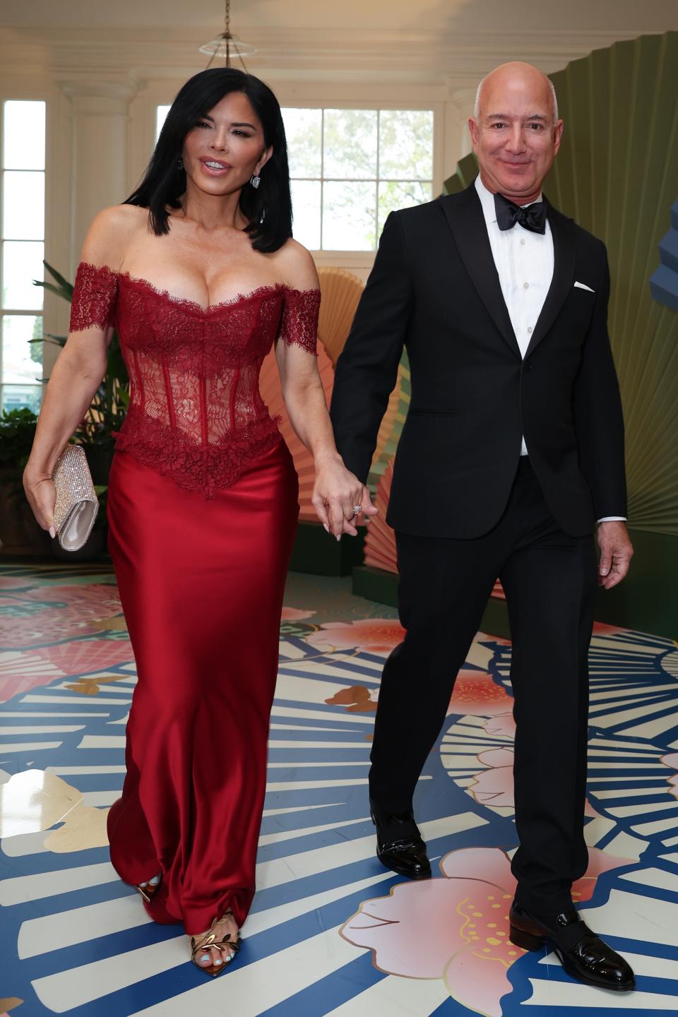 Lauren Sánchez wears red rasario dress with jeff bezos arrives at the White House for a state dinner on April 10, 2024 in Washington, DC. 