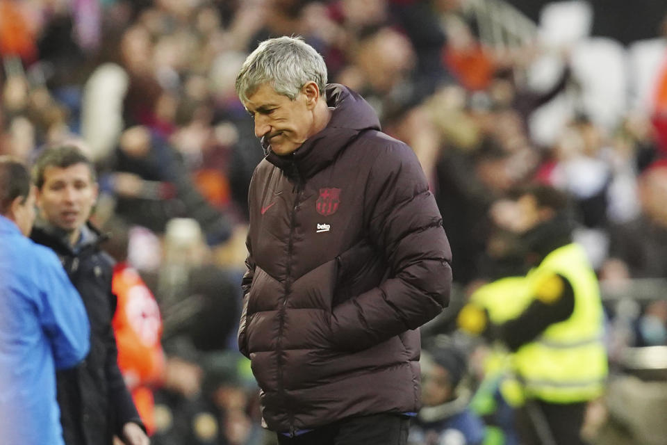 El técnico del Barcelona Quique Setién durante el partido contra el Valencia por la Liga Española, el sábado 25 de enero de 2020, en Valencia. (AP Foto/Alberto Sáiz)