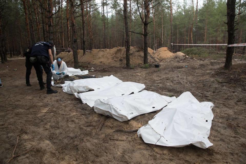 警方正在調查伊齊烏姆（Izium）萬人塚的屍體身分。   圖: 翻攝自烏克蘭國防部推特