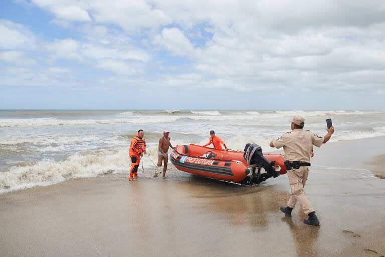 Continúa la búsqueda de Ramón Román y Gabriel Raimann, quienes desaparecieron el pasado domingo al ingresar en kayak al mar entre Valeria del Mar y Cariló. Los familiares aguardan novedades en la sede de Prefectura en el Muelle de Pinamar.














