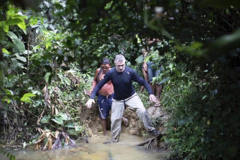 英國記者菲力普斯6月5日在亞馬遜雨林失蹤，圖為他2019年和亞諾瑪米人在部落內。（AP）