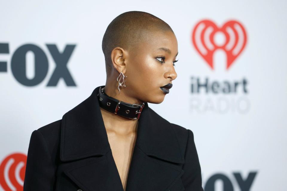 <p>Willow Smith trägt bereits seit zehn Jahren Glatze - nachdem sie mit "Whip Your Hair" einen Hit landete und im Video dazu noch ihre langen Haare schüttelte. Im Interview mit "InStyle" erklärte sie den Schritt: "Ich war einfach über meine Haare hinweg", sagte Smith, "denn das ist die eigentliche Botschaft des Songs: 'Mach, was du willst!'" Sie habe einfach allen zeigen wollen, dass sie nicht an ihren Haaren hänge. (Bild: Frazer Harrison/Getty Images)</p> 