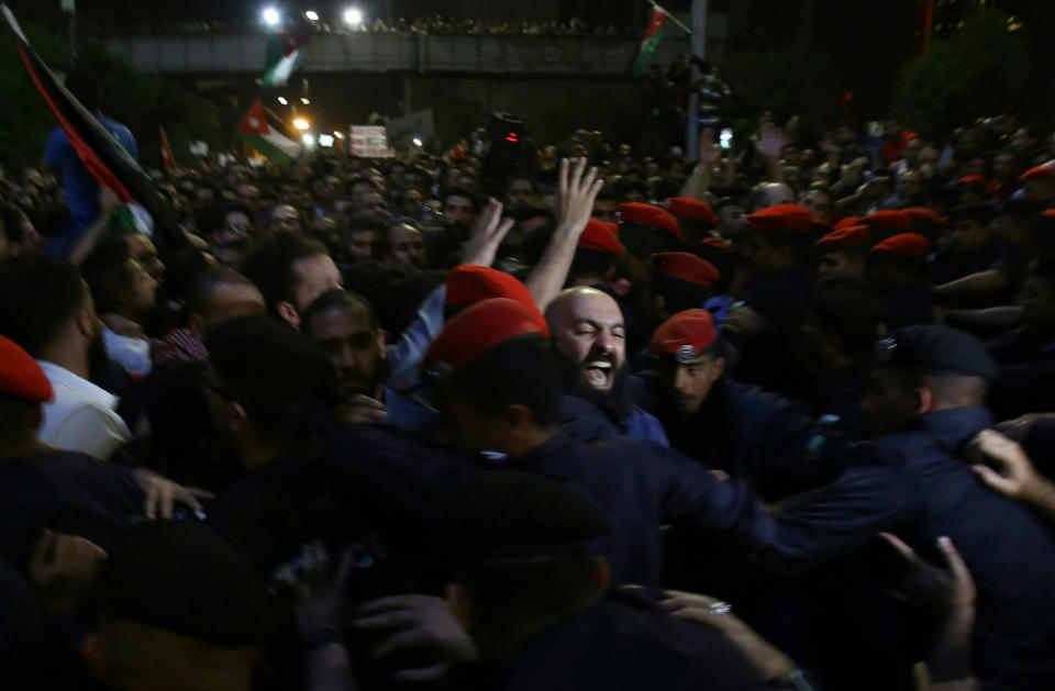 <p>Jordanian security forces scuffle with protesters attempting to breach the area as they stand guard during a demonstration outside the prime minister’s office in the capital Amman late on June 3, 2018. (Photo: Khalil Mazraawi/AFP/Getty Images) </p>