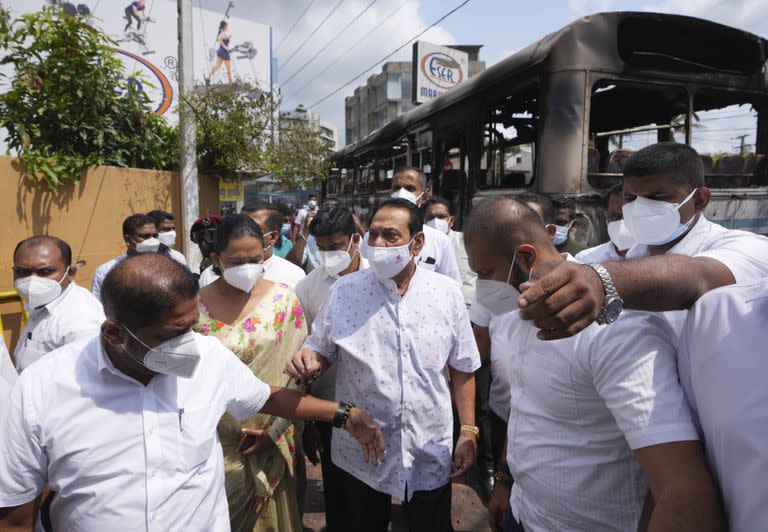 El primer ministro de Sri Lanka, Mahinda Rajapaksa, llega el viernes 1 de abril de 2022 a la residencia privada del presidente Gotabaya Rajapaksa tras los disturbios de la noche anterior en Colombo, Sri Lanka. 