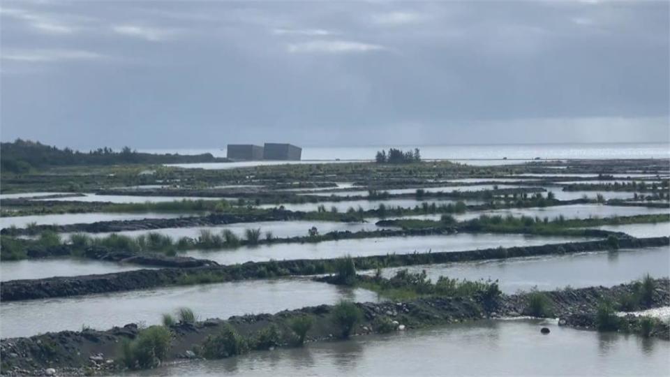 5層樓高沉箱擱置沙灘　台東驚現「比薩斜塔」