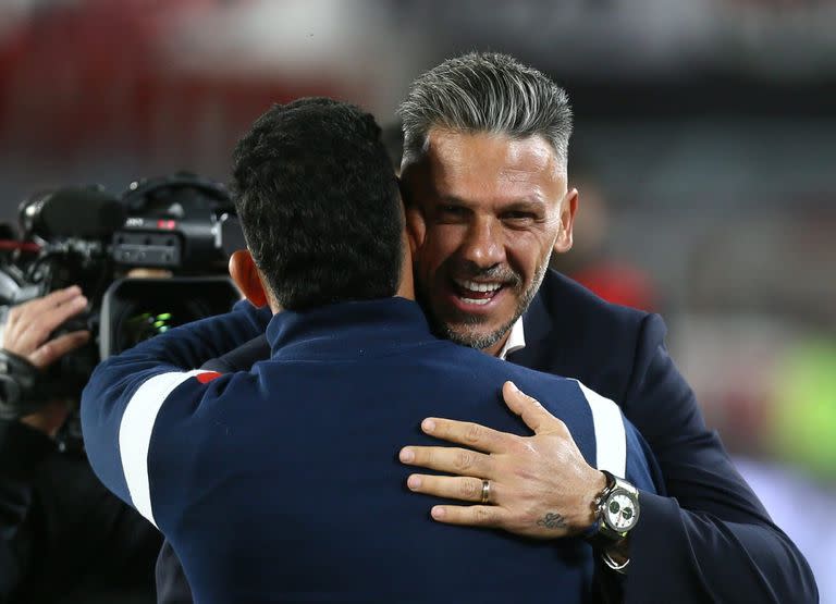 El abrazo entre Tevez y Demichelis; fueron compañeros de equipo en la selección que disputó el Mundial de Sudáfrica 2010