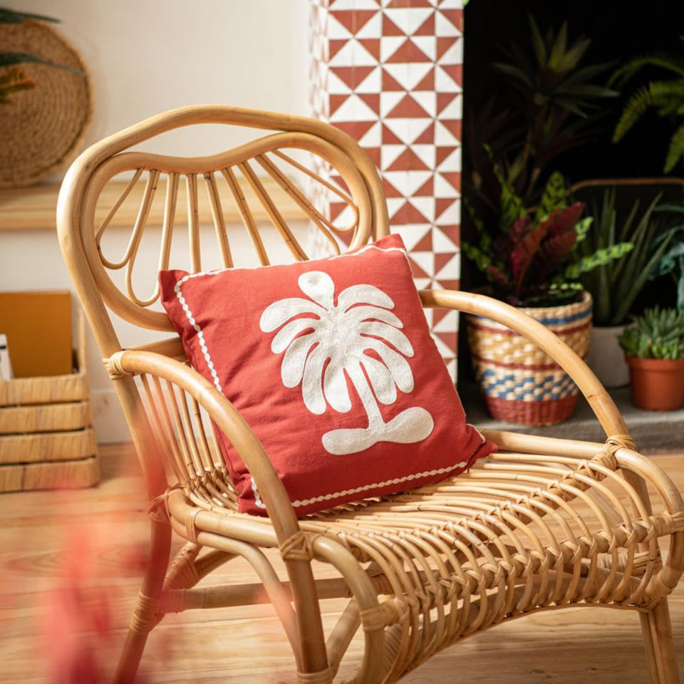 <p>Maisons du Monde, 17,99 €</p><br><a href="https://www.maisonsdumonde.com/FR/fr/p/housse-de-coussin-en-coton-terracotta-motif-palmier-ecru-avec-broderie-40x40-palo-236416.htm" rel="nofollow noopener" target="_blank" data-ylk="slk:Acheter;elm:context_link;itc:0;sec:content-canvas" class="link ">Acheter</a>