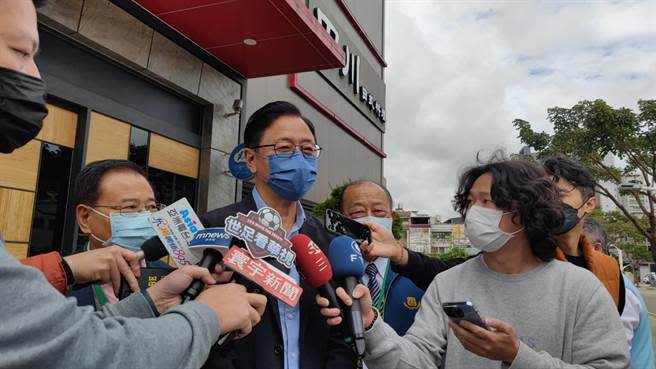 桃園市長當選人張善政今天受訪表示，小內閣還在徵詢中，希望各方推薦人才給他們。（賴佑維攝）