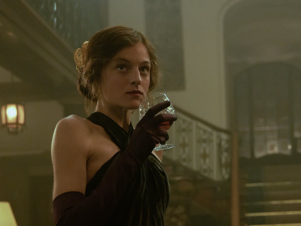 "The Crown"-Star Emma Corrin spielt in "Lady Chatterleys Liebhaber" Hauptfigur Lady Constance Chatterley. (Bild: Parisa Taghizadeh/Netflix)