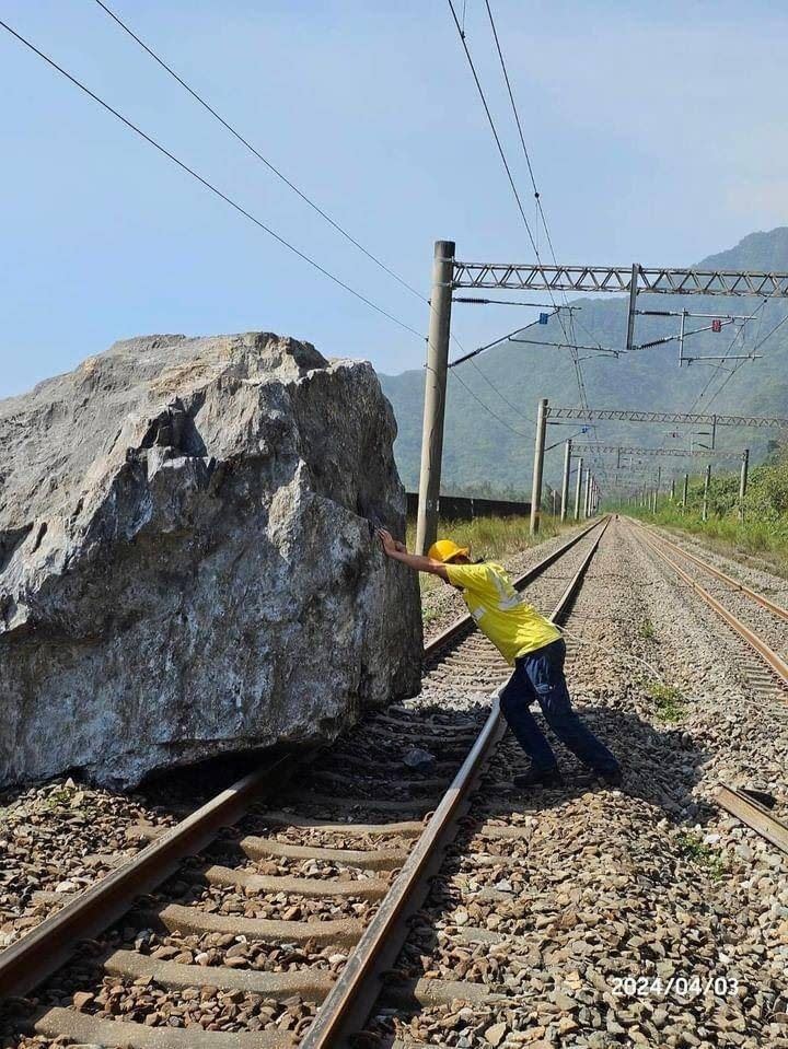 超大巨石壓在鐵路上，台鐵北迴東線2路段全線暫停。（圖／翻攝畫面，來源：三立新聞網）