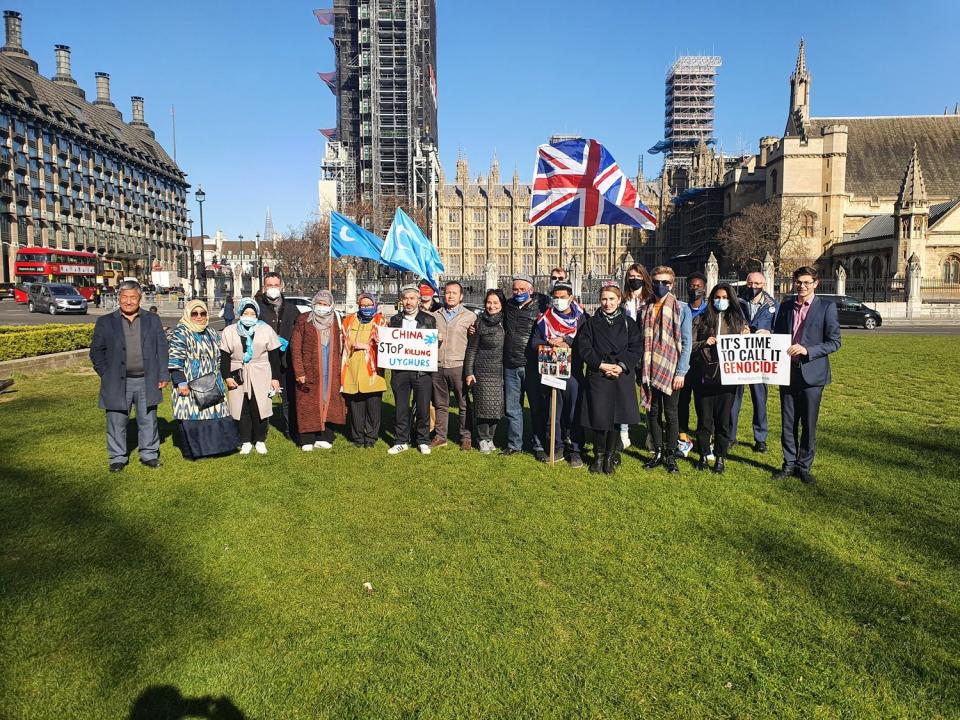 英國國會表決通過，宣告中國對新疆種族滅絕，國會外有律師也來聲援，敦促英國政府要有所行動。   圖：翻攝自Lawyers for Uyghur Rights推特