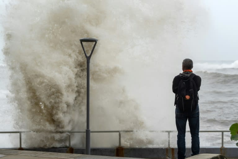 Un hombre mira las olas en el malecón tras el paso de huracán Beryl en Santo Domingo el 2 de julio de 2024. (Francesco SPOTORNO)
