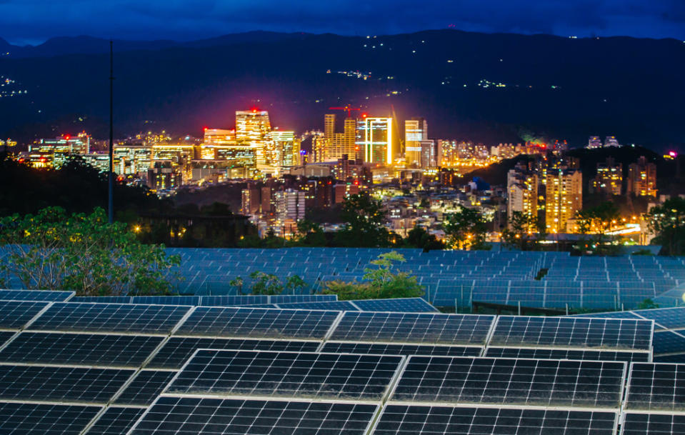 太陽光電板需要日照充足才能發揮供電量能。圖為架設在公園的太陽能設施。（中時資料照／郭吉銓攝）