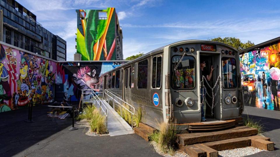 Un vagón de metro recuperado de Chicago forma parte de la instalación de la Semana del Arte de Miami de Wynwood Walls. El vagón, de 48 pies de largo, permanecerá como exposición interactiva en el museo al aire libre.