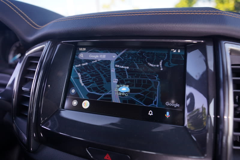 Android Auto功能可以語音方式說出目的地，免去自行輸入地址還可立即更新路線
