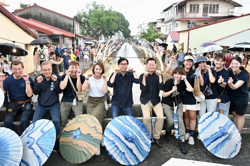 陳其邁等人走訪美濃水圳漫旅藝術節 2023高雄美濃水圳漫旅藝術節以「未來Future」為主 題，於中秋連假期間持續展出，高雄市長陳其邁（前 左5）、民進黨立委邱議瑩（前左4）等人29日前往參 觀，俏皮留影。 （高雄市政府提供） 中央社記者蔡孟妤傳真  112年9月29日 