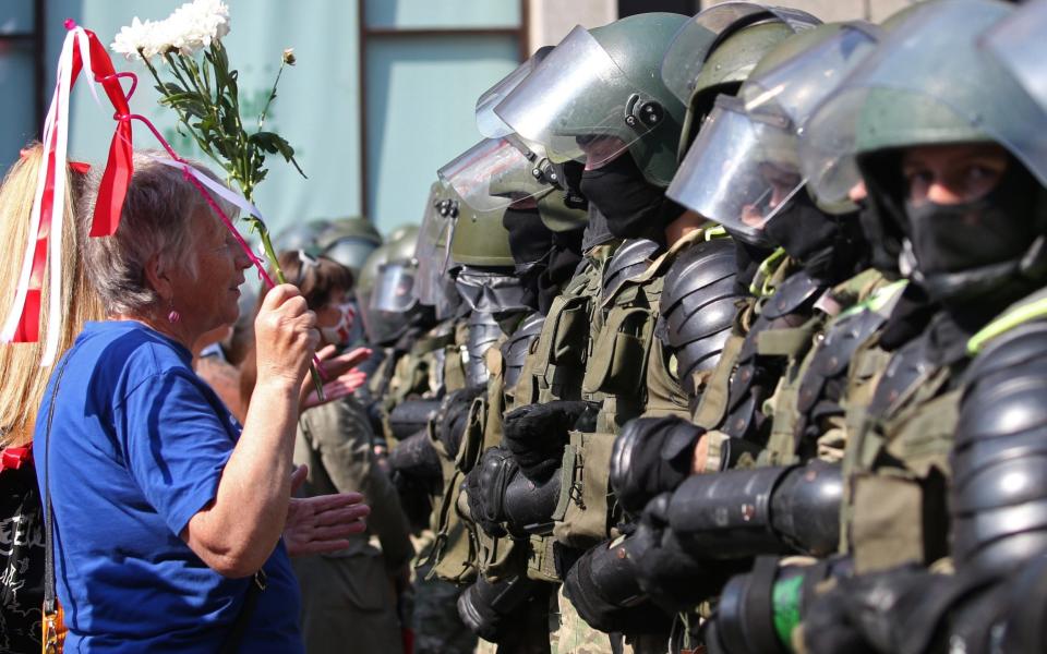 Riot police officers block Independence Avenue during a protest held by Belarusian opposition supporters - Natalia Fedosenko /TASS