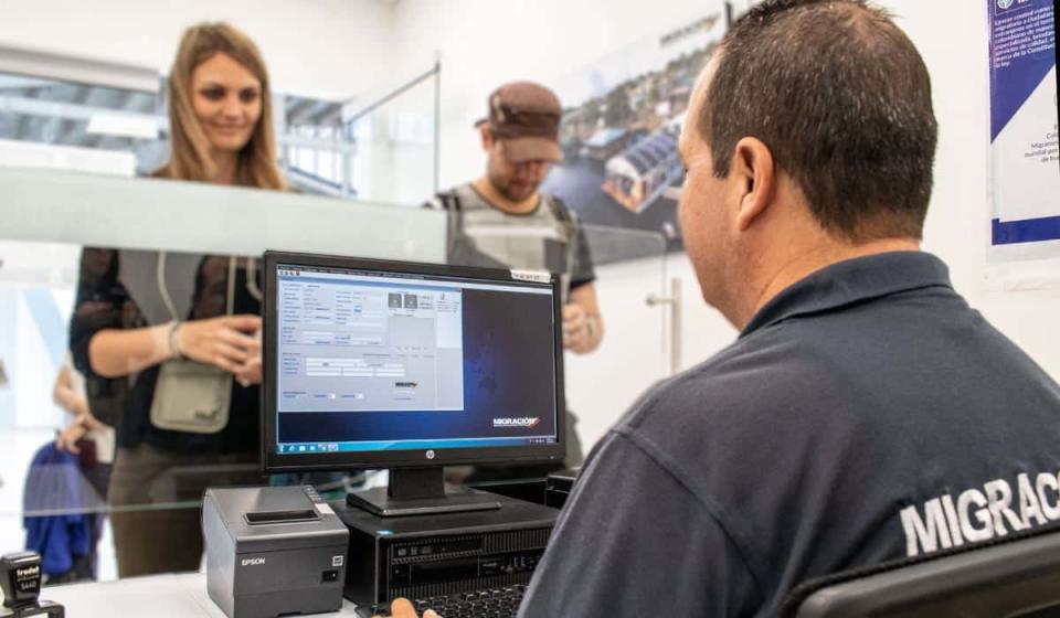 Según la Procuraduría, la Imprenta tuvo que subcontratar todos los servicios para hacer las cédulas de extranjería en Colombia. Foto: Migración Colombia