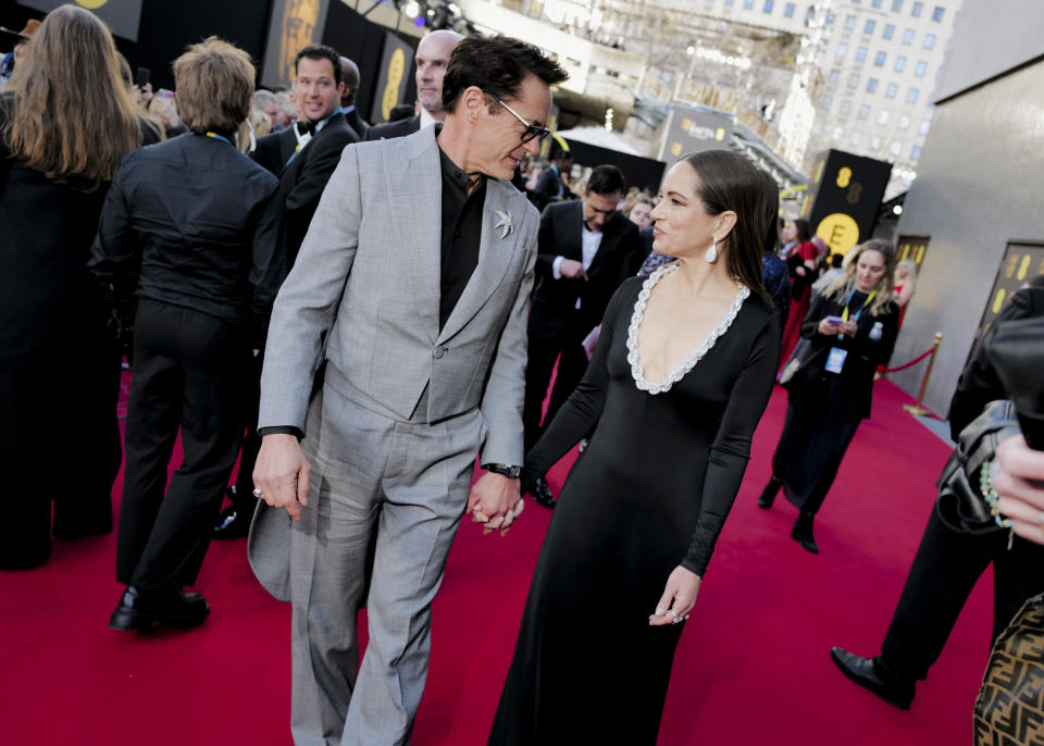 Robert Downey Jr. y Susan Downey en los BAFTA 2024. (Photo by Marco Bahler/BAFTA via Getty Images)