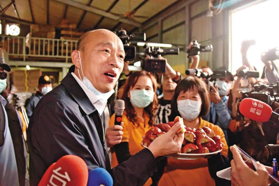 韓國瑜（左）角逐總統失利後，陷入罷免危機，江啟臣主張以市政優先來「保韓」。