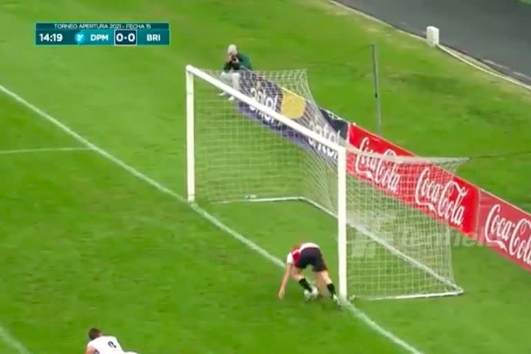 El momento en que el delantero argentino Tomás Conechny trastabilla y la pelota, a centímetros de la línea de gol, le da en su mano derecha; la jugada fue bien anulada por el árbitro y configuró uno de los bloopers del año en el Apertura uruguayo.
