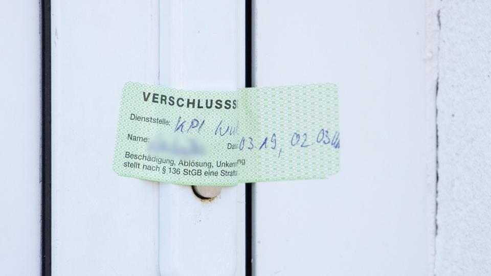 Verschlusssiegel der Würzburger Polizei an der Tür einer im Kinderporno-Fall durchsuchten Wohnung. Foto: Daniel Karmann