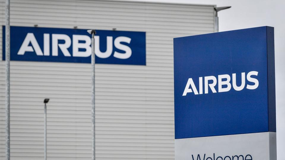 Der Flugzeugbauer Airbus will wegen der Luftfahrt-Krise weltweit Tausende Jobs streichen.