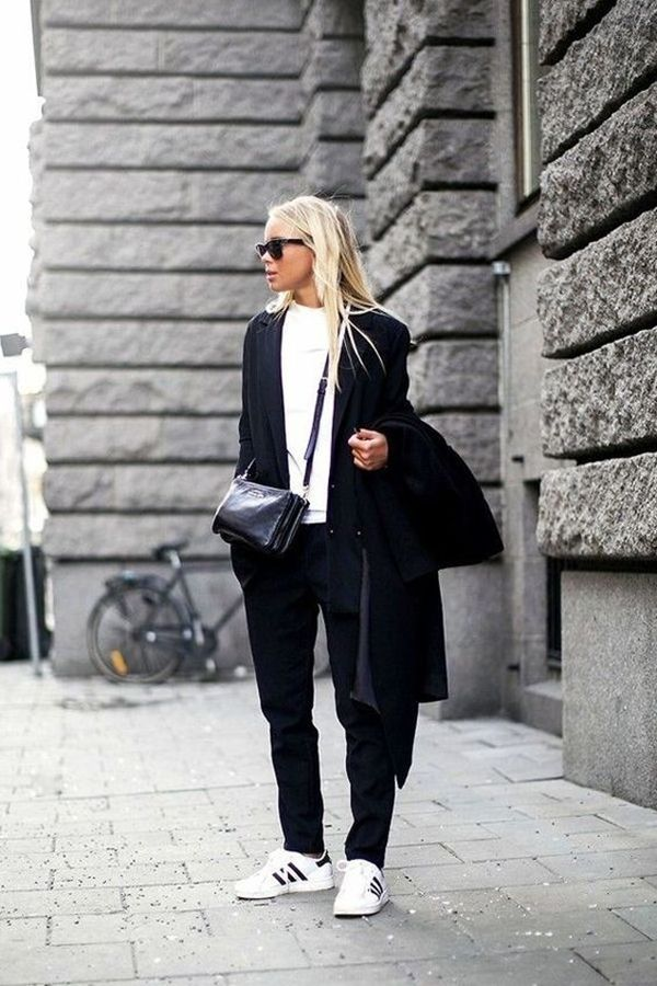 Un costume noir à 2 pièces et un t-shirt blanc pour un look androgyne.